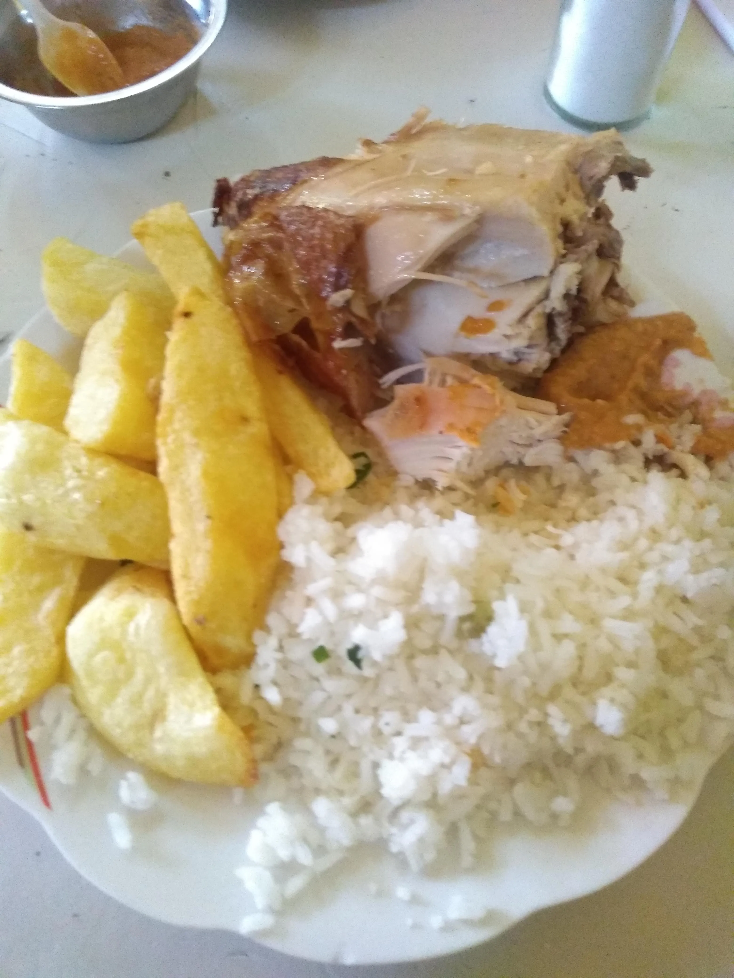 Meat, chips and rice from a bodegón